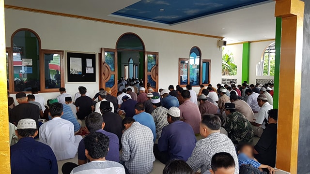 Salat berjamaah di salah satu Masjid yang ada di Kota Manado, Sulawesi Utara