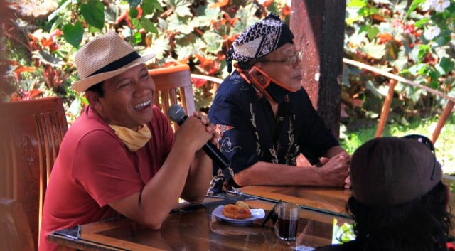 Owner Warung Kemarang Kang Wowok Memberi Sambutan Tentang Pembangunan Omprog Gandrung.