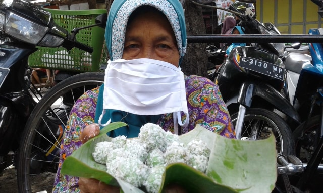 Pedagang kue klepon di Pasar Balapulang, Kabupaten Tegal. (Foto: Bentar)