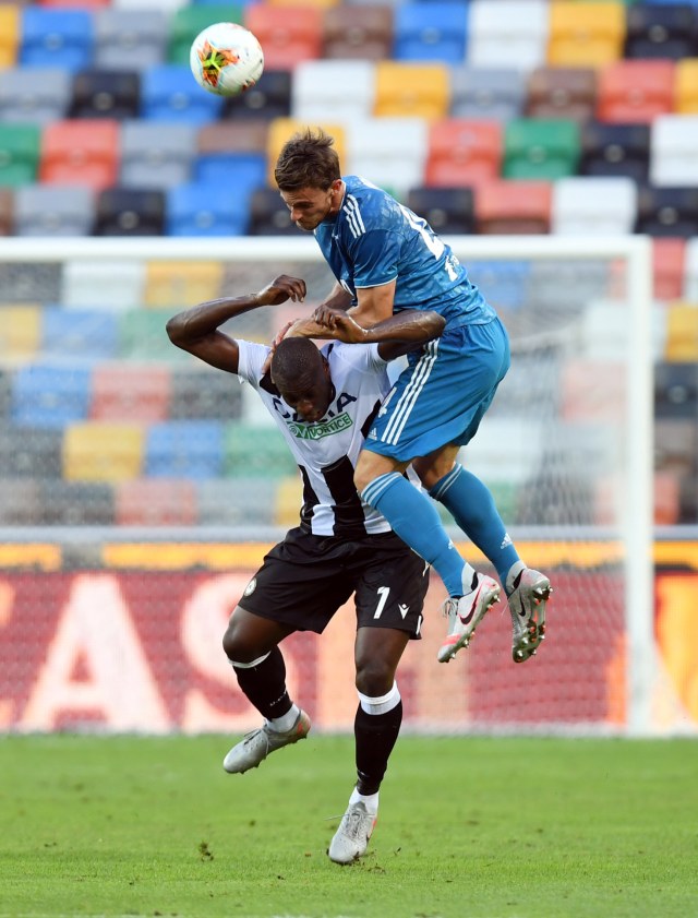 Pemain Juventus Daniele Rugani berebut bola dengan pemain Udinese Rodrigo Becao pada lanjutan Serie A di Stadion Dacia Arena, Udine, Italia. Foto: Jennifer Lorenzini/REUTERS