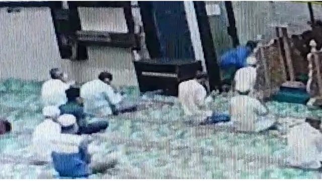 AKSI penikaman dilakukan pelaku, IM (24), saat menikam dengan pisau ke tubuh Imam Masjid Al Falah Darul Muttaqien, Jalan Sumatera, Pekanbaru, usai Salat Isya, Kamis (23/7/2020).  