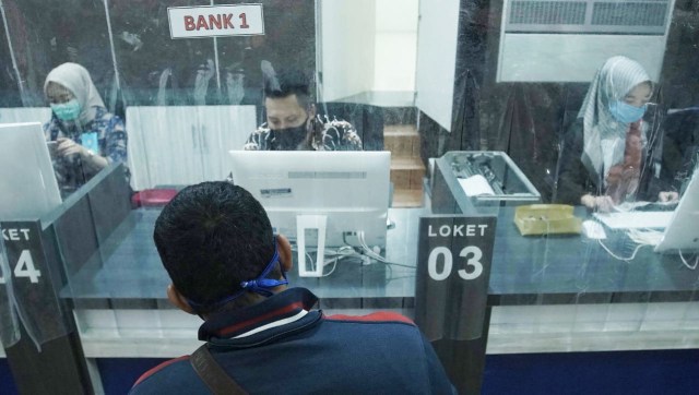 Pelayanan pembayaran pajak kendaraan di Samsat Palembang. (foto: Ary Priyanto/Urban Id)