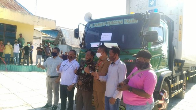 Pelepasan ekspor ikan cakalang asap perdana pasca pandemi COVID-19 oleh Bupati Sikka bersama Wakil bupati Sikka, Jumat (24/7/2929) pagi.Foto: istimewa.