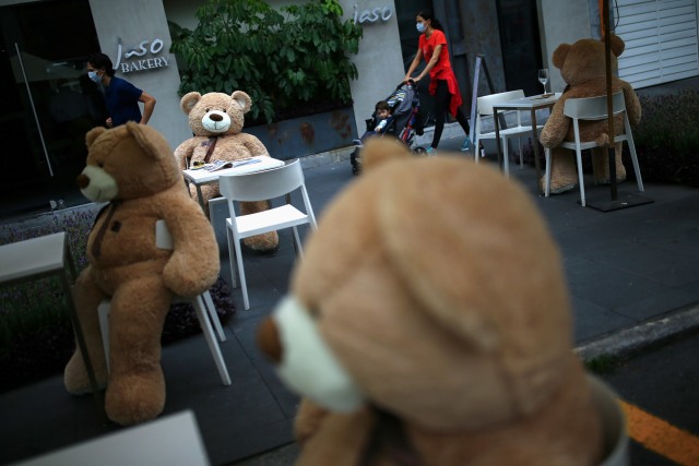 Boneka beruang teddy disimpan di atas kursi untuk menjaga jarak fisik di restoran Jaso Bakery di Meksiko. Foto: EDGARD GARRIDO/REUTERS