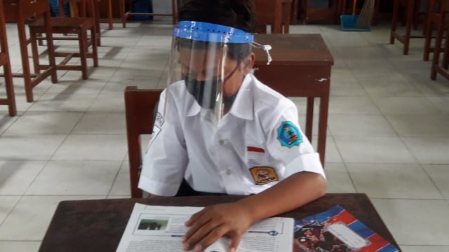 Dimas, siswa SMPN 1 Rembang yang terpaksa belajar di sekolah karena tak punya ponsel dan kuota internet.  Foto: Dok. Istimewa