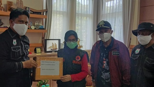 Bupati Luwu Utara Indah Putri Indriani menerima bantuan untuk korban banjir bandang dari Pemprov Sulbar. Foto: Awal Dion/sulbarkini
