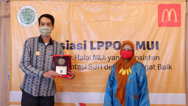 Penghargaan Implementasi Sistem Jaminan Halal dari LPPOM MUI Foto: Dok.McDIndonesia