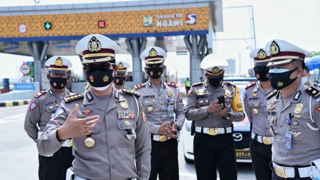 Kabagops Korlantas Polri Kombes Pol Rudi Antariksawan memerika kesiapan GT Colomadu. Foto: Polri