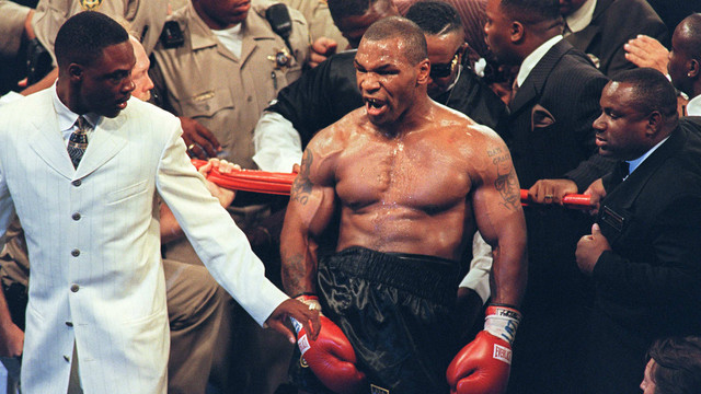 Mike Tyson usai pertandingan melawan Holyfield pada 28 Juni 1997. Foto: John Gurzinsky/AFP