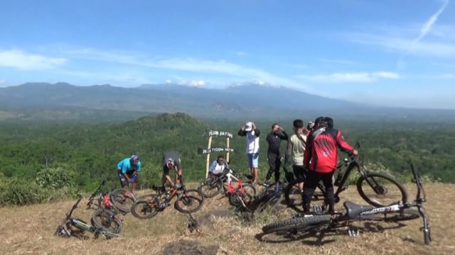 Asyiknya Gowes Bukit Dami Probolinggo 