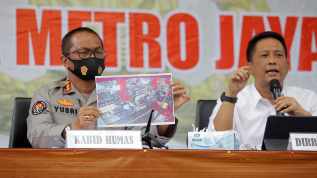 Direskrimum Polda Metro Jaya Kombes Pol Tubagus Ade Hidayat (kanan) dan Kabid Humas Polda Metro Jaya Kombes Pol Yusri Yunus (kiri) memberikan keterangan kepada wartawan saat menggelar rilis kasus pembunuhan Editor Metro TV di Polda Metro Jaya. Foto: ANTARA FOTO/Reno Esnir