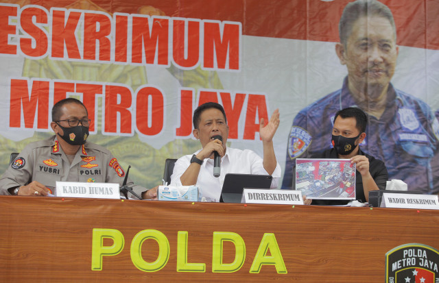 Direskrimum Polda Metro Jaya Kombes Pol Tubagus Ade Hidayat (tengah) memberikan keterangan kepada wartawan saat menggelar rilis kasus pembunuhan Editor Metro TV, di Polda Metro Jaya. Foto: ANTARA FOTO-Reno Esnir