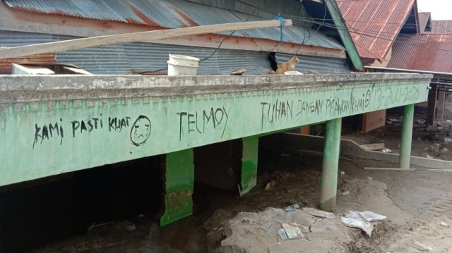 Material lumpur menimbun rumah warga pascabanjir bandang menerjang Masamba, Luwu Utara. Foto: Awal Dion/sulbarkini