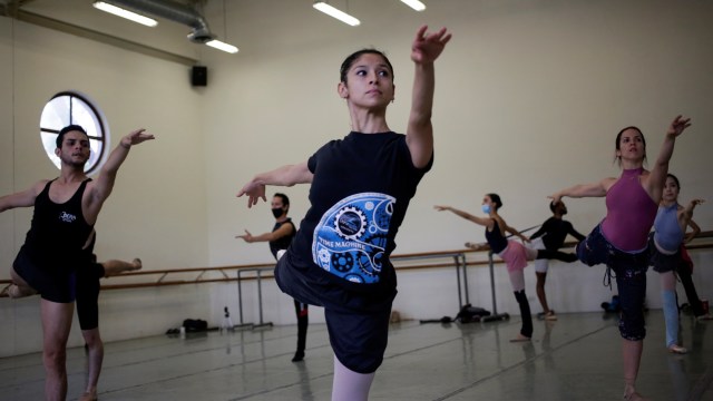 Anggota penari 'Ballet de Monterrey' Abigail Miranda membuka kelas latihan tari ballet di rumahnya di Monterrey,  Meksiko. Foto: DANIEL BECERRIL/REUTERS