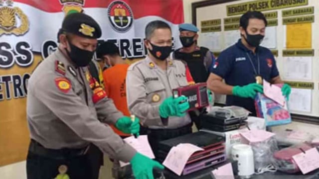 Petugas menunjukkan barang bukti pencurian tersangka pembobol rumah kosong berkedok pengepul rongsok di Cibarusah, Kabupaten Bekasi, Jawa Barat. Foto: Pradita Kurniawan Syah/ANTARA NEWS