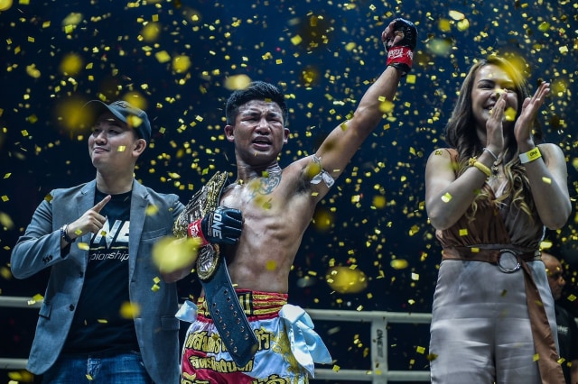 Rodtang Jitmuangnon rayakan kemenangan atas Jonathan Haggerty dalam ajang ONE: A NEW TOMORROW pada Januari 2020 (ONE Championship)
