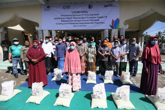 Warga menerima bantuan CSR dari PLN Aceh. Dok. Mukhtar Juned/PLN