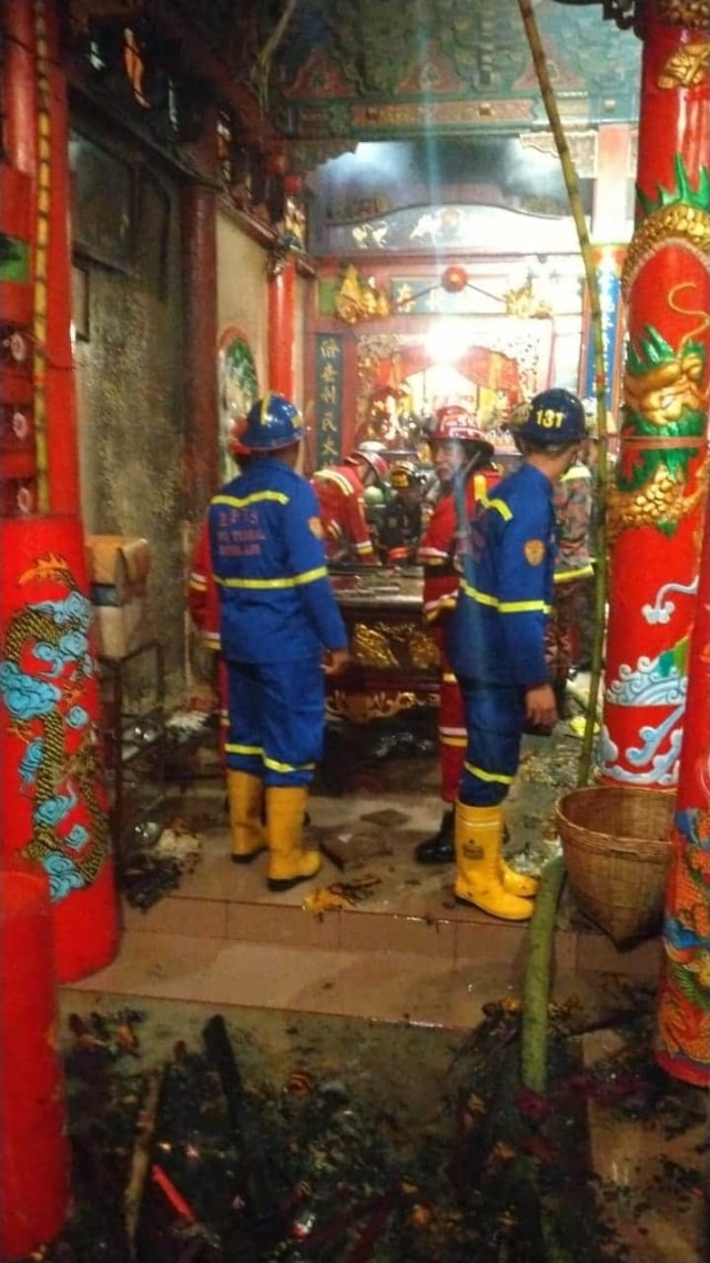 Petugas memadamkan api di Kelenteng Tri Dharma Bumi Raya pusat Kota Singkawang. Foto: Facebook Efendy Chin