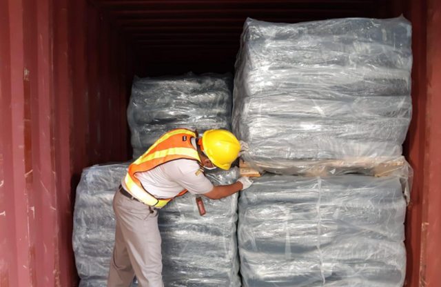Karet lembaran asal Kalimantan Timur siap di ekspor ke luar negeri. | Foto: Dok. Karantina Pertamina Samarinda