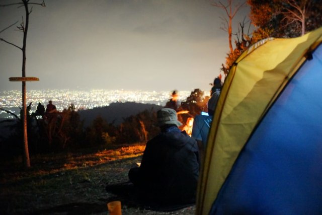 Pemandangan lampu kota yang cantik terlihat dari Wisata Sukma Hilang, Pesawaran, Sabtu (25/7) | Foto: Dimas Prasetyo/Lampung Geh