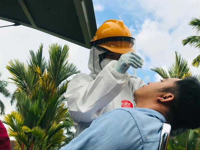 Pengambilan swab warga yang terjaring razia masker di Pontianak. Foto: Teri/Hi!Pontianak