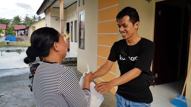Jurnalis Banthayoid menyerahkan bantuan program kumparanDerma pada Masyarakat di Pinggiran Danau Limboto. Foto: Dok banthayoid