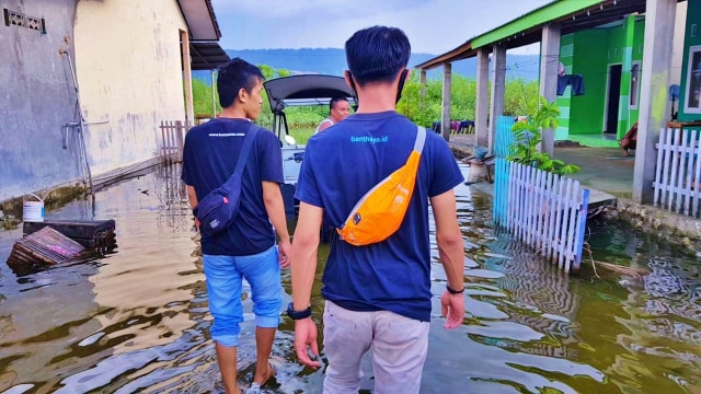Tim Banthayoid saat turun memberikan bantuan kepada masyarakat korban banjir di Desa Buhu, Kecamatan Talaga Jaya, Kabupaten Gorontalo. Minggu, (26/7). Foto: Dok banthayoid