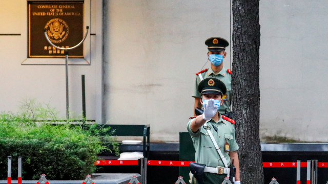 Sejumlah polisi paramiliter China berbaris berjaga di luar Konsulat Jenderal Amerika Serikat di Chengdu, China. Foto: Thomas Peter/REUTERS