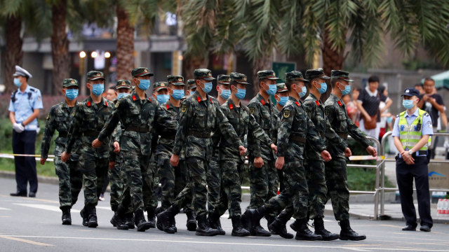 Sejumlah polisi paramiliter China berbaris berjaga di luar Konsulat Jenderal Amerika Serikat di Chengdu, China. Foto: Thomas Peter/REUTERS