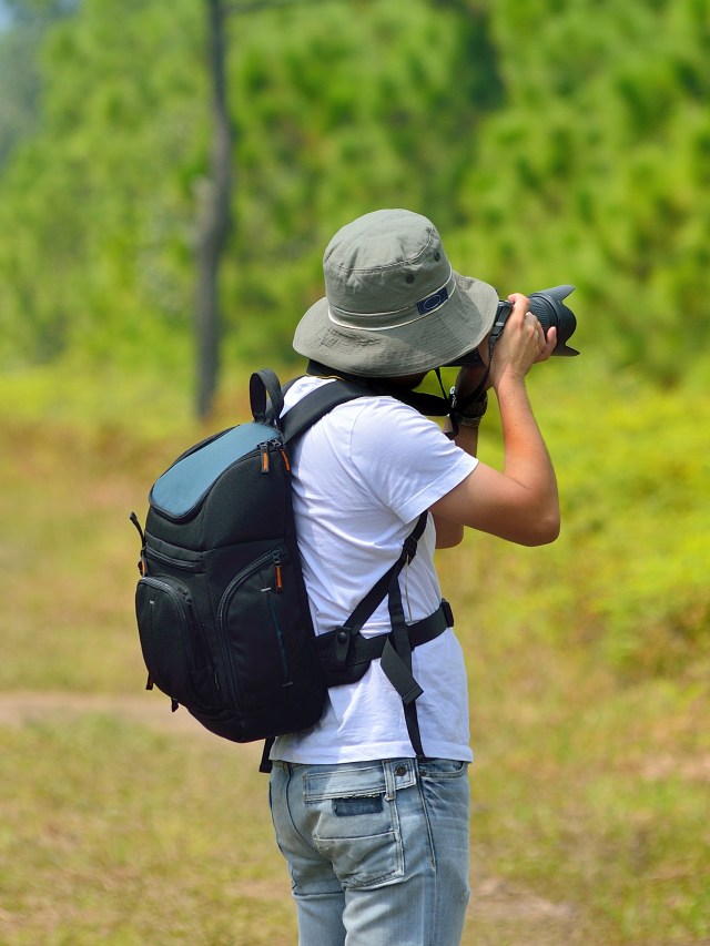 Ilustrasi membawa peralatan fotografi dengan tas punggung. Foto: Shutterstock