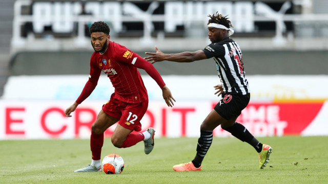 Pemain Liverpool Joe Gomez berebut bola dengan pemain Newcastle United Allan Saint-Maximin pada lanjutan Premier League di St James 'Park, Newcastle, Inggris. Foto: Jan Kruger/REUTERS