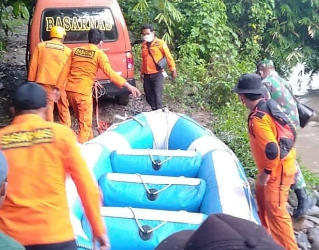 Tim SAR melakukan pencarian  korban hanyut akibat banjirbandang menerjang Sungai Lau Tuntungan, Desa Kutalimbaru, Kabupaten Deli Serdang, Sumut. Foto : Istimewa﻿
