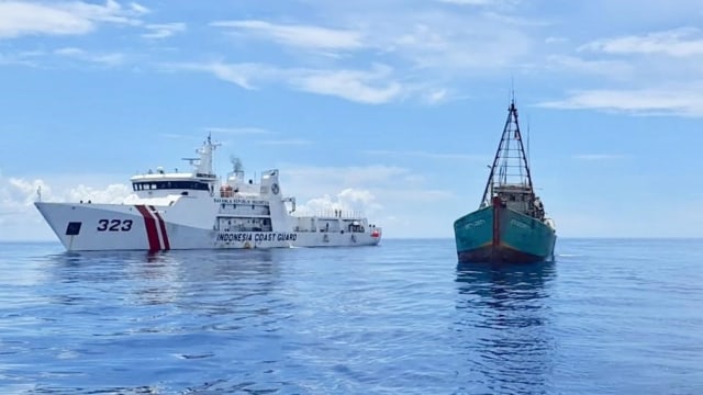 Bakamla saat menyergap kapal nelayan Vietnam di Perairan Natuna. Foto: Dok. Bakamla