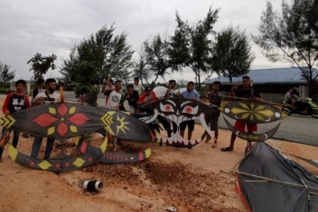 Layang-layang dengan berbagai jenis dimainkan warga Karimun dalam rangka mengisi waktu libur, Minggu (26/7/2020) (Foto:Edo/Batamnews)