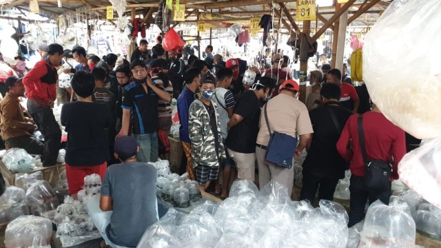 Suasana kerumunan calon pembeli di pasar ikan Parung. Foto: Dok. Donal Husni