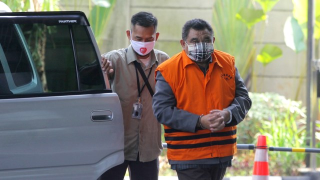 Tersangka kasus dugaan korupsi pengadaan tanah untuk ruang terbuka hijau (RTH) Dadang Suganda tiba di gedung KPK, Jakarta, Senin (27/7). Foto: Reno Esnir/ANTARA FOTO
