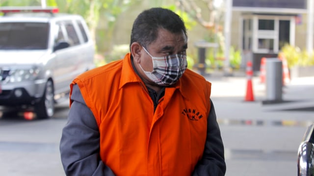 Tersangka kasus dugaan korupsi pengadaan tanah untuk ruang terbuka hijau (RTH) Dadang Suganda tiba di gedung KPK, Jakarta, Senin (27/7). Foto: Reno Esnir/ANTARA FOTO