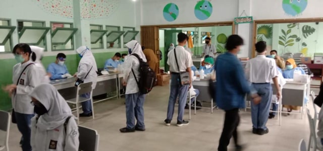 Para siswa di SMAN 1 Pontianak mengikuti rapid test, menjelang sekolah tatap muka. Foto: Dok Hi!Pontianak 