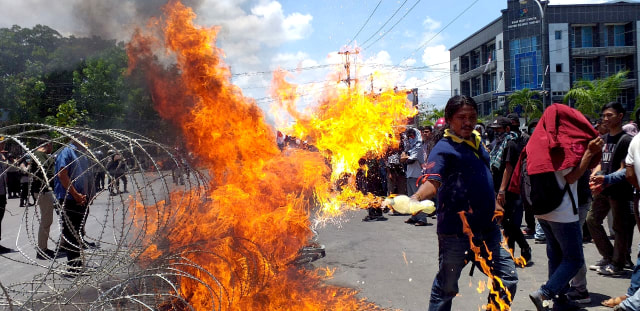 Demo saat penuntutan mengusut kasus tewasnya Immawan Randi di Polda Sultra. Foto : Geraldy Rakasiwi.