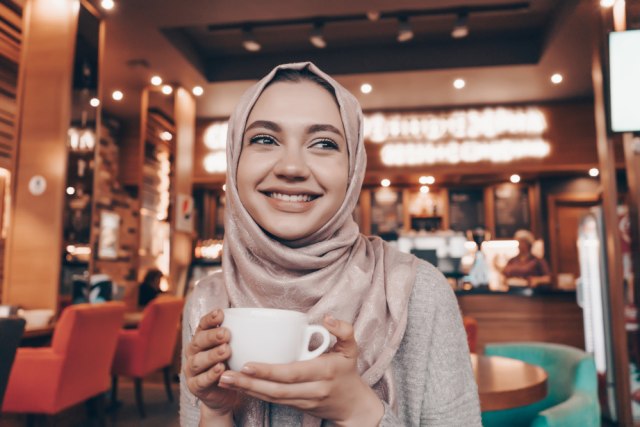 Ilustrasi anak muda yang berangkat haji. Foto: Shutterstock