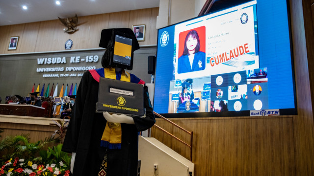 Sebuah robot peraga berpose seusai mengikuti wisuda secara daring di Universitas Diponegoro (UNDIP), Semarang, Jawa Tengah, Senin (27/7). Foto: Aji Styawan/ANTARA FOTO