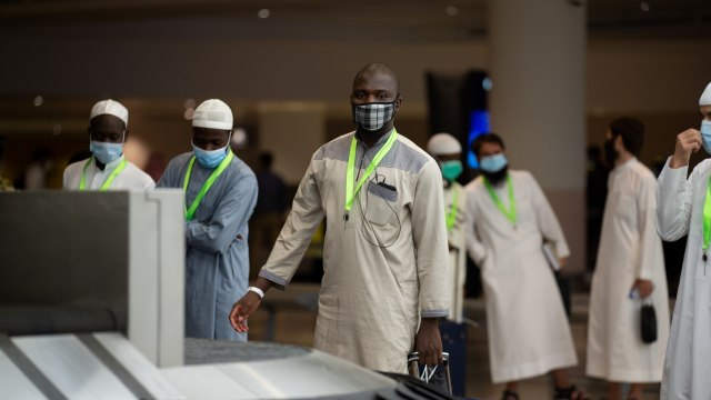 Sejumlah jemaah haji mengenakan masker saat tiba di Bandara King Abdulaziz di Jeddah, Arab Saudi, Sabtu (25/7). Foto: Kementerian Media Arab Saudi