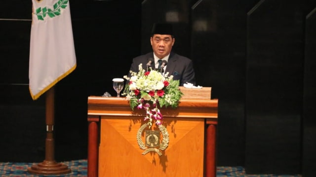 Wakil Gubernur DKI Jakarta Ahmad Riza Patria menghadiri Rapat Paripurna di Gedung DPRD DKI Jakarta, Senin (27/7). Foto: Pemprov DKI Jakarta
