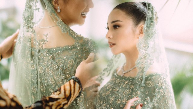 Kebaya Nikita Willy saat Acara Lamaran. Foto: Instagram/@nikitawillyofficial94 dan @didietmaulana