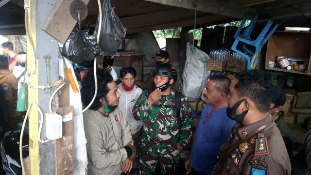 Kasatpol PP Kota Ternate, Fandhy Mahmud (kanan), saat melakukan negosiasi dengan warga. Foto: Rizal Syam/cermat