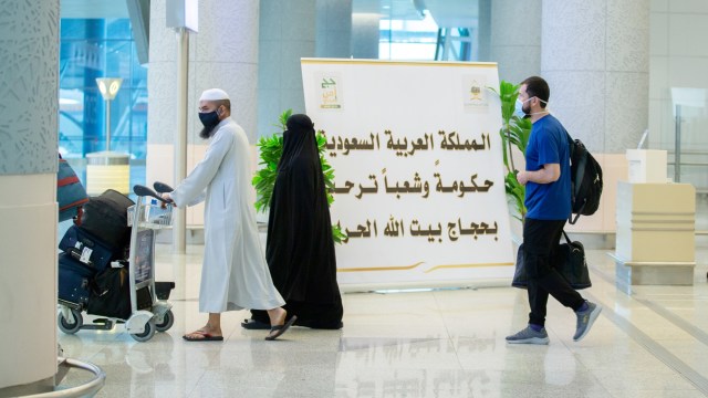 Sejumlah jemaah haji mengenakan masker saat tiba di Bandara King Abdulaziz di Jeddah, Arab Saudi, Sabtu (25/7). Foto: Kementerian Media Arab Saudi