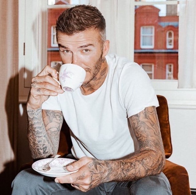 Pria Pakai Kaos Putih Tampak Lebih Menarik di Mata Perempuan. Foto: dok. Instagram/ @davidbeckham
