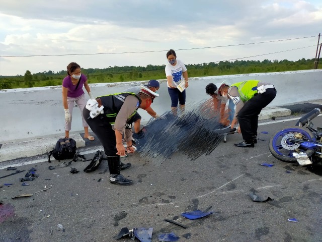 Korban saat dievakuasi oleh Petugas Satlantas Polres Pulang Pisau.