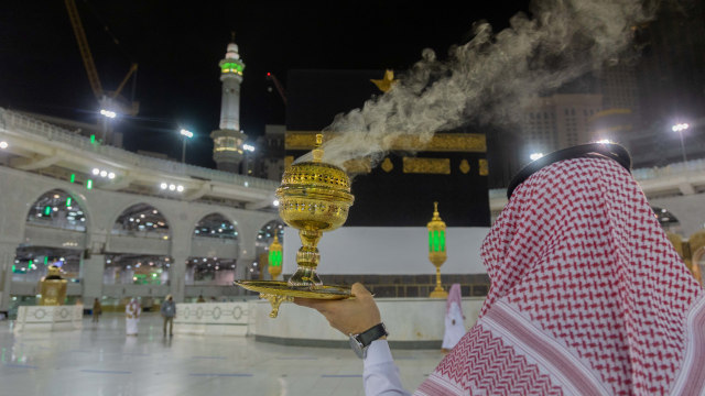 Purifikasi dan pewangian Masjidil Haram dilakukan untuk menyambut jemaah haji pada Rabu (29/7/2020). Foto: Kementerian Media Arab Saudi