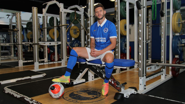 Adam Lallana berjersi Brighton & Hove Albion. Foto: Twitter/@officialBHAFC